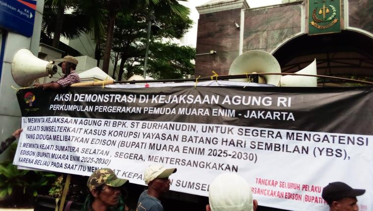Perkumpulan Pergerakan Pemuda Muara Enim - Jakarta Gelar Aksi di Depan Kantor Kejagung RI