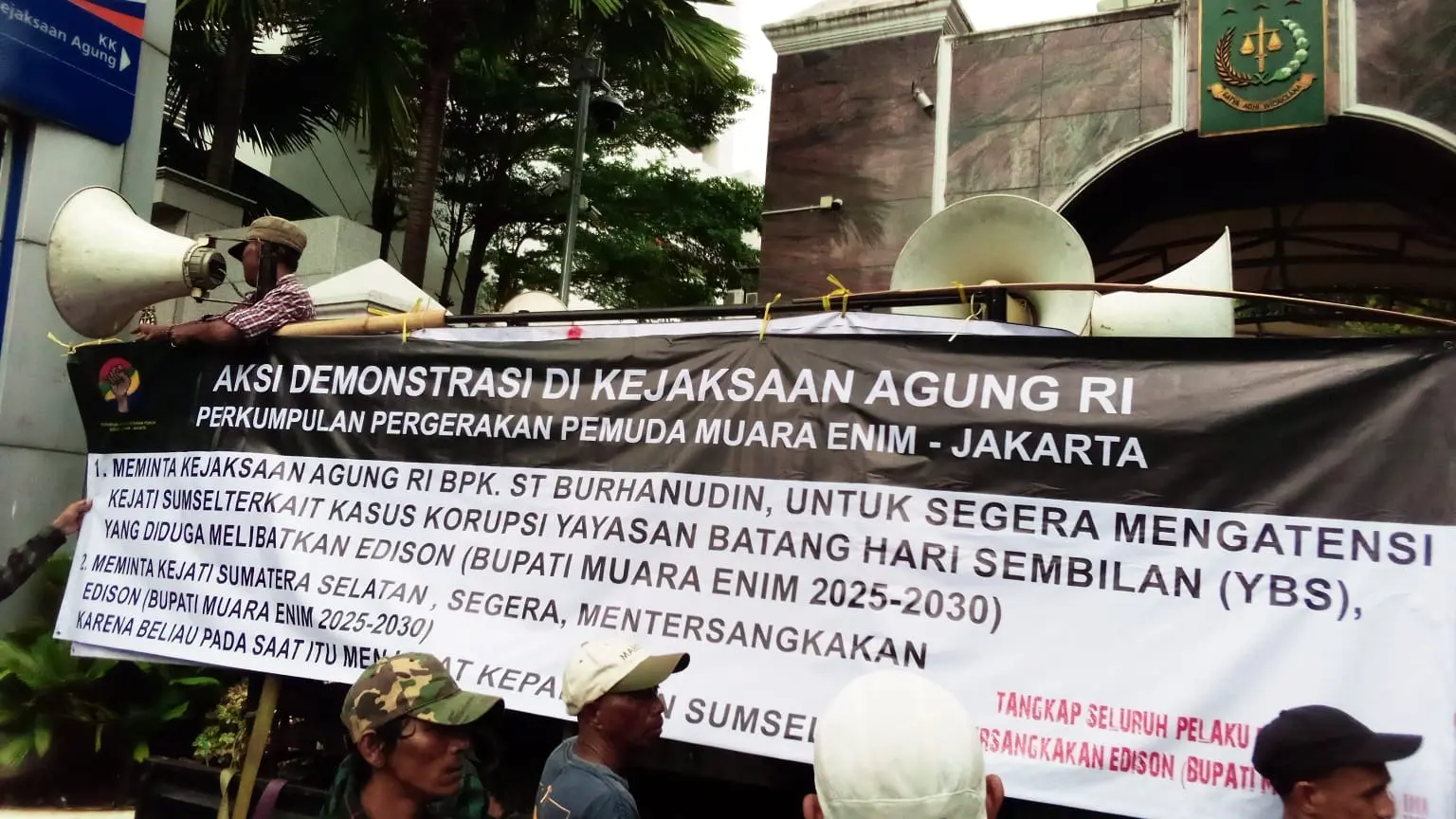 Perkumpulan Pergerakan Pemuda Muara Enim - Jakarta Gelar Aksi di Depan Kantor Kejagung RI
