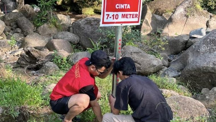 Pemasangan Plang Kedalaman di Air Terjun Cinta: Wujud Nyata Kepedulian