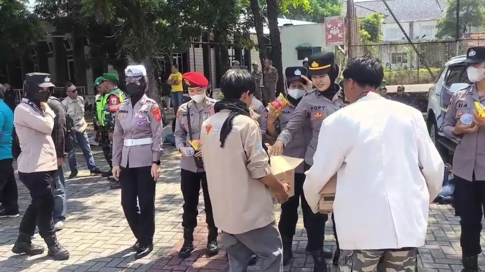 Brigade PII Garut Tutup Aksi dengan Bagi-Bagi Roti dan Air Mineral