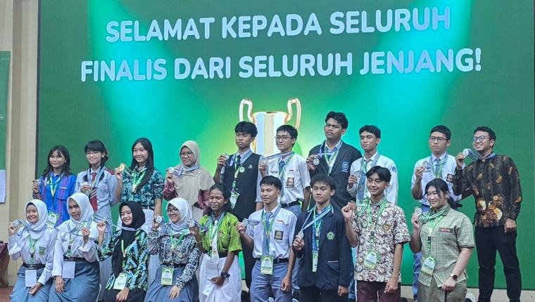 Berheta dan Varrent dari Papua Barat Raih Juara  di Olimpiade Genomik Indonesia 2025