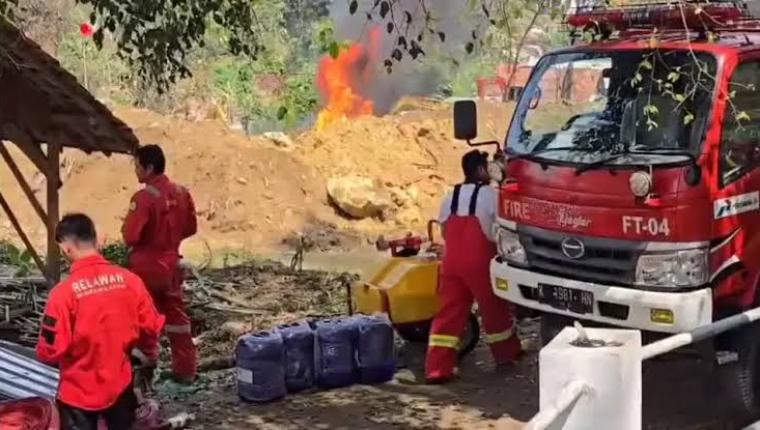 13 Mobil Damkar Dikerahkan Padamkan Kebakaran Sumur Minyak Ilegal di Blora