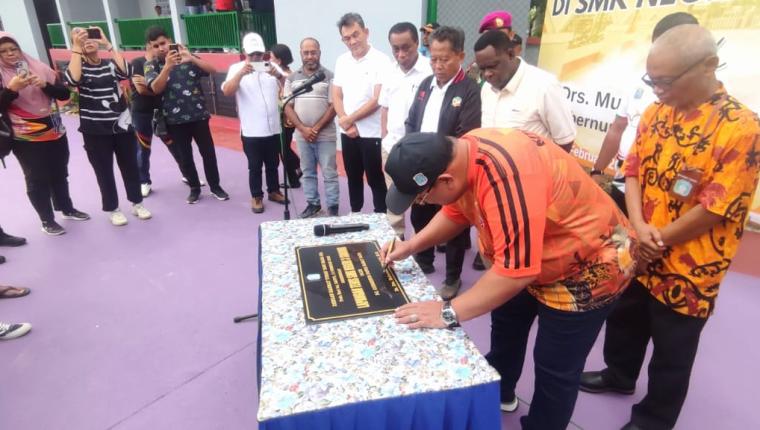 PJ Gubernur Papua Barat Daya Resmikan Lapangan Tenis SMK Negeri 3 Sorong