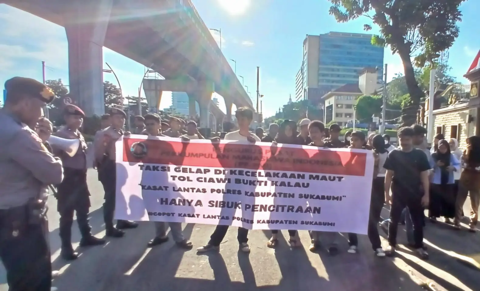 Aksi Jilid II di Depan Mabes Polri, Pengurus Pusat Perkumpulan Mahasiswa Indonesia (PP-PMI) Desak Copot Kasat Lantas Polres Kabupaten Sukabumi