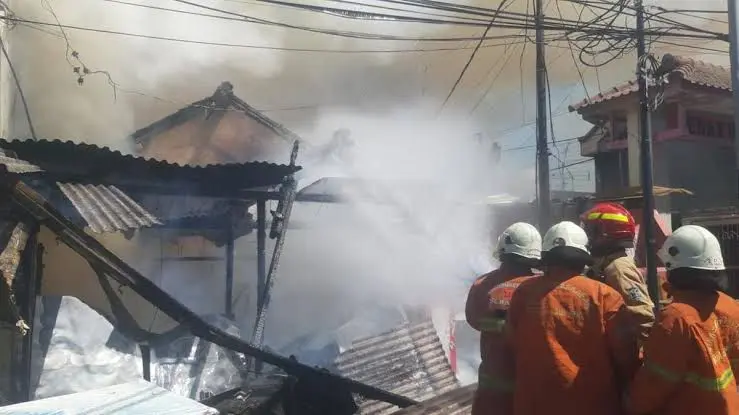 Kebakaran Hanguskan Lima Kios dan Dua Toko Buku di Kawasan Kampung Ilmu Surabaya