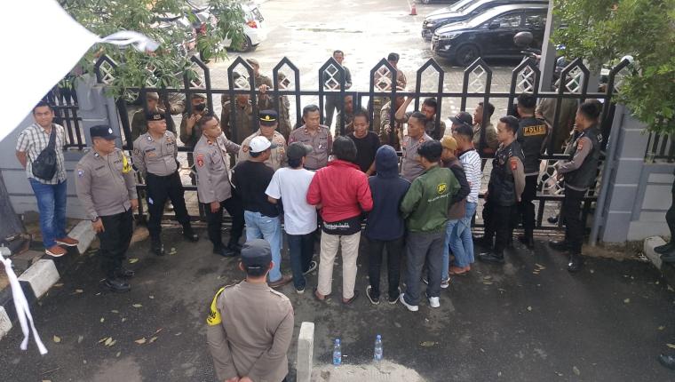 Aktivis Tangerang Gelar Aksi Depan Kantor DPMPTSP, Buntut Lemahnya Pengawasan