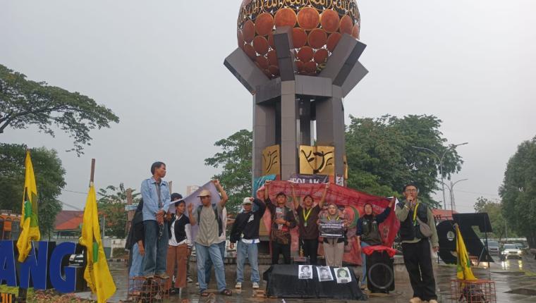 Demokrasi Hampir Mati, Aksi Solidaritas dan Refleksi Reformasi Diguyur Hujan