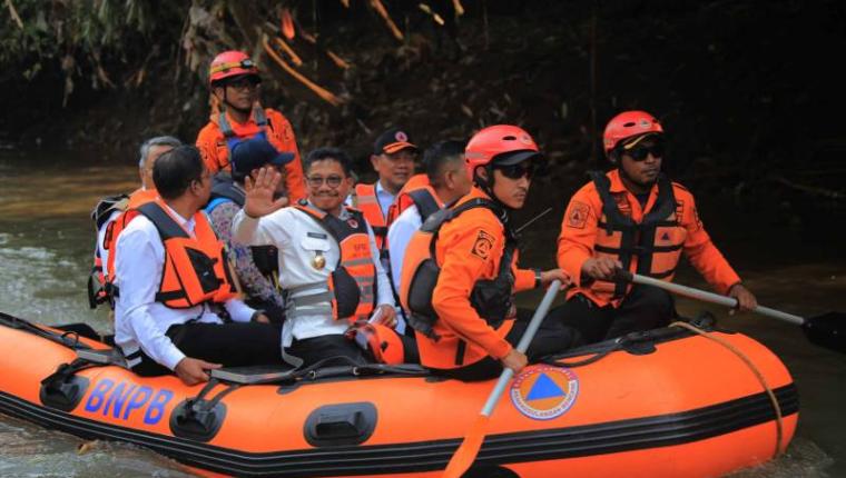 Tiga Kepala Daerah Tangerang Raya, Jelajahi Titik Rawan Banjir di Kali Angke