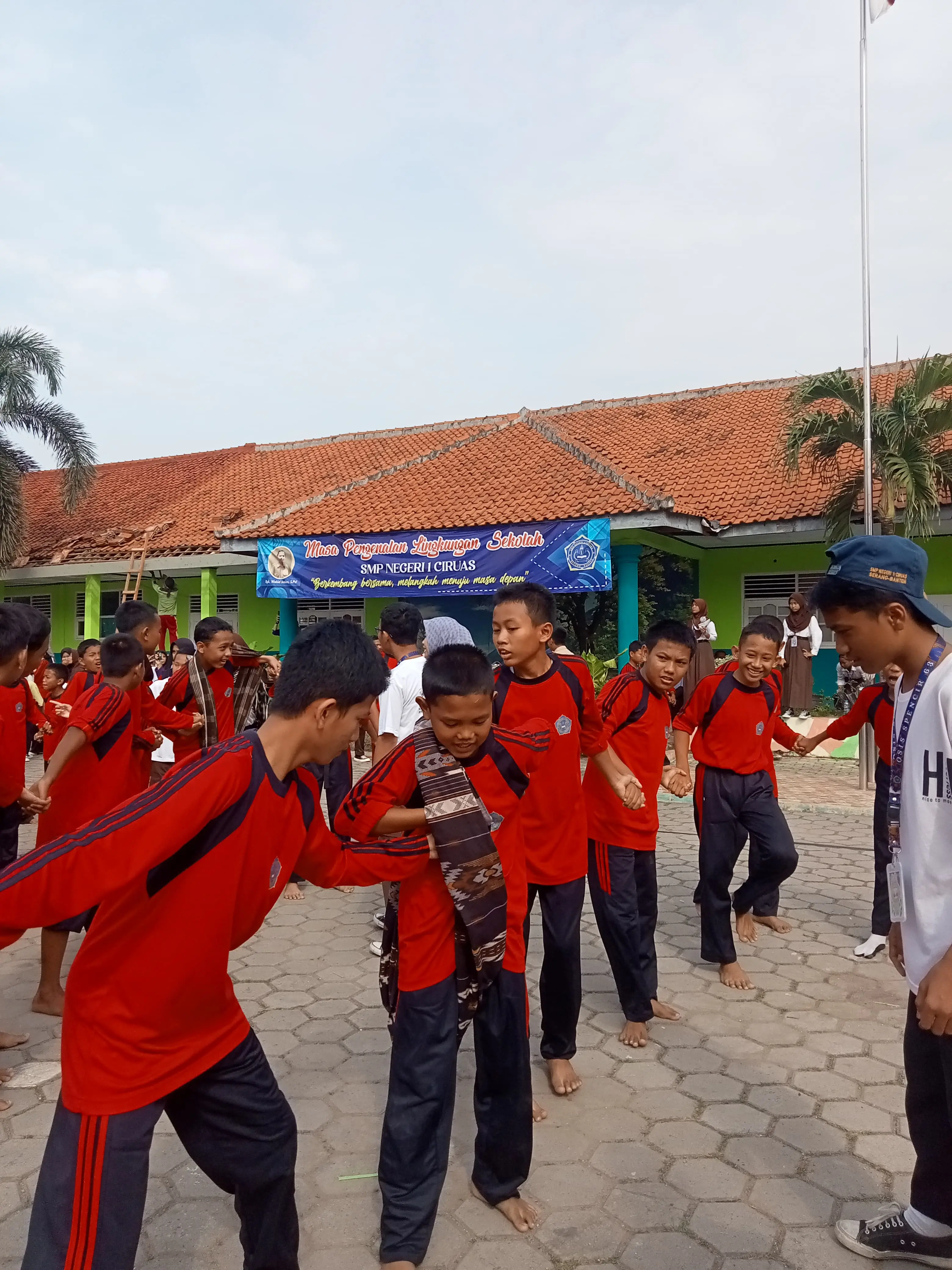 Gelak Tawa Warnai Lomba Estafet Sarung di SMPN 1 Ciruas