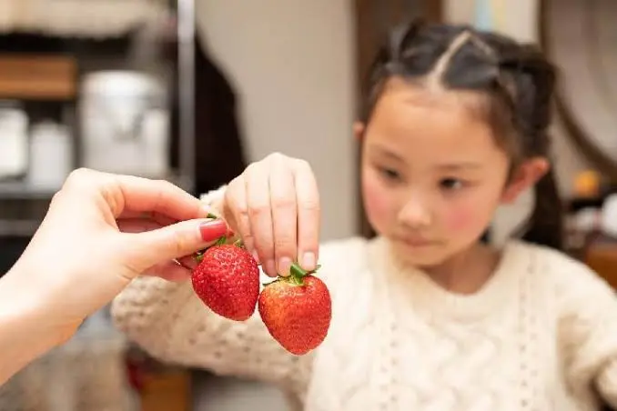Fenomena “Strawberry Parents” dan Dampaknya Terhadap Pembentukan Karakter Anak