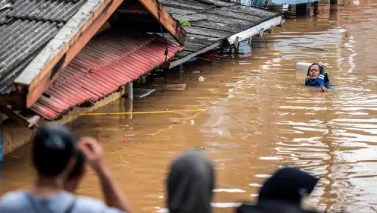 Sejumlah Wilayah di Jakarta Masih Terendam Banjir, Tinggi Air di Cililitan Capai 3,7 Meter