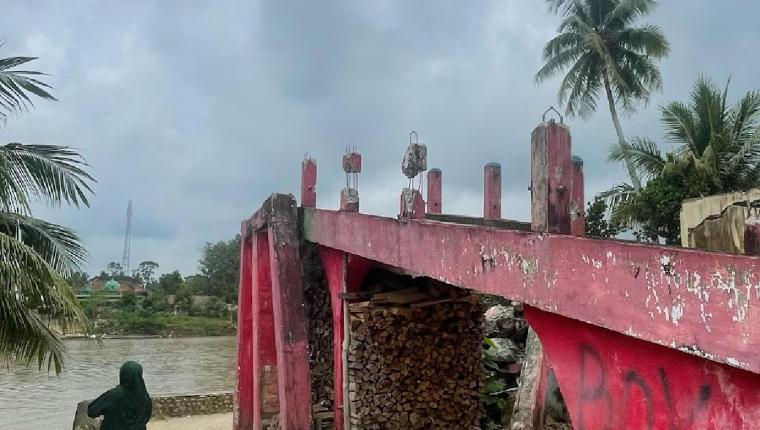 Masyarakat Lesung Batu Menjerit: Satu Tahun Tanpa Jembatan, Akses Publik Malah Diberi Harga!