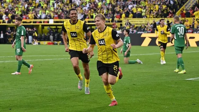 Borussia Dortmund Tundukkan Gladbach 3-2 di Signal Iduna Park