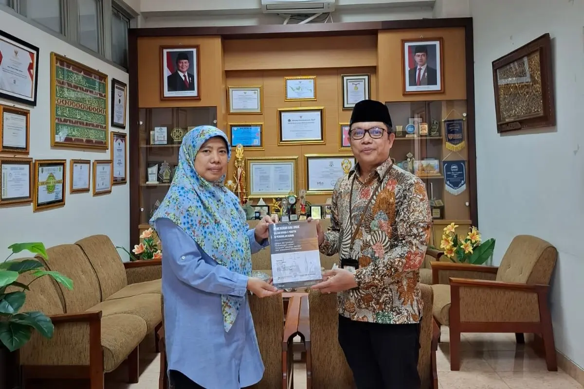 ISLaMS Serahkan Buku Laporan Penelitian kepada Akademisi dan Praktisi Hukum