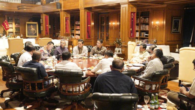 Prabowo Dorong Prototipe Listrik Tenaga Surya untuk Desa dan Bahas Giant Sea Wall di Hambalang