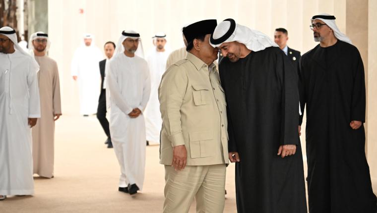 Kedekatan Prabowo dan Presiden MBZ, Dari Jabat Tangan hingga Bisik Akrab