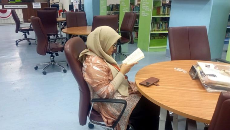 Warga Jakarta Manfaatkan Layanan Malam Hari Perpustakaan Jakarta Timur