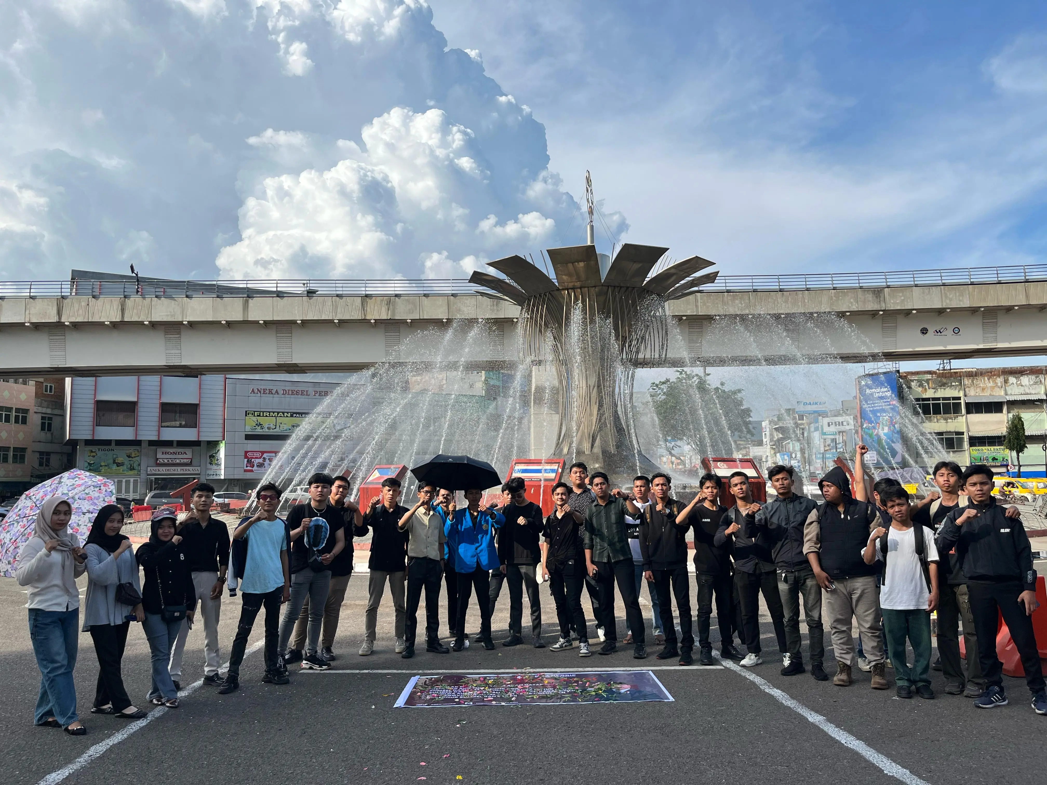 BEM Universitas PGRI Palembang Kabinet Jayasena Gelar Aksi "Tabur Tuai" di Tengah Kunjungan Presiden