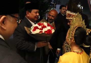 Antusiasme Diaspora dan Mahasiswa Indonesia Sambut Kedatangan Presiden Prabowo di Ankara