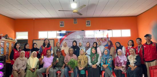 Mahasiswa KKN Unhas Kenalkan Permen Daun Kelor sebagai Camilan Sehat