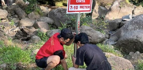 Pemasangan Plang Kedalaman di Air Terjun Cinta: Wujud Nyata Kepedulian
