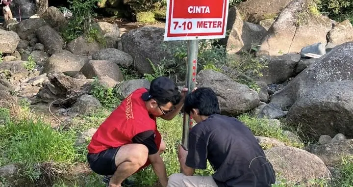 Pemasangan Plang Kedalaman di Air Terjun Cinta: Wujud Nyata Kepedulian