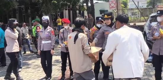 Brigade PII Garut Tutup Aksi dengan Bagi-Bagi Roti dan Air Mineral