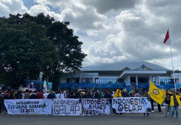 Forum BEM se-Ternate Unjuk Rasa di Depan Gedung DPRD Ternate dan Kantor Walikota Ternate