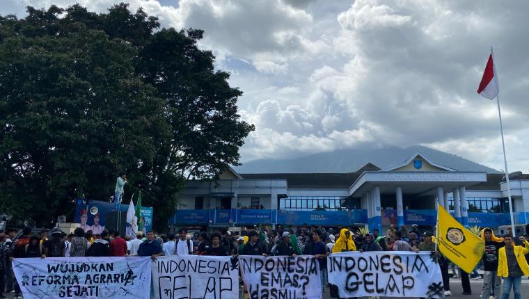 Forum BEM se-Ternate Unjuk Rasa di Depan Gedung DPRD Ternate dan Kantor Walikota Ternate