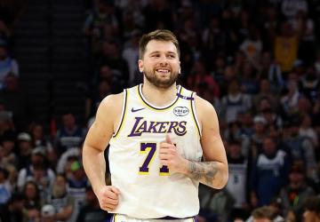 Luka Doncic Cetak 49 Poin, Antar Lakers Raih Kemenangan Perdana Musim Ini