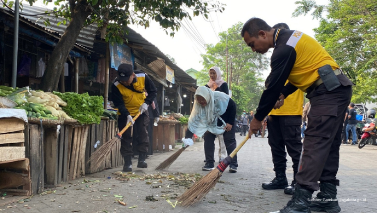 “Jogja Cling”, Wujud Gotong Royong Bersihkan Pasar Giwangan