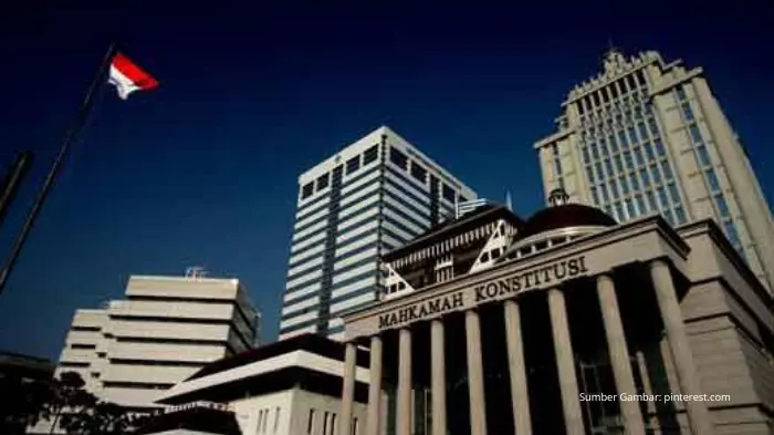MK Putuskan Pemerintah Tak Bisa Tuntut Pencemaran Nama Baik Lewat UU ITE