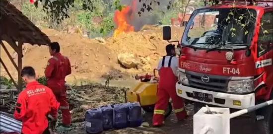 13 Mobil Damkar Dikerahkan Padamkan Kebakaran Sumur Minyak Ilegal di Blora