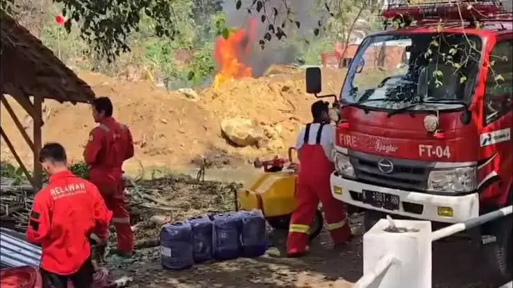 13 Mobil Damkar Dikerahkan Padamkan Kebakaran Sumur Minyak Ilegal di Blora