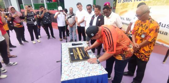 PJ Gubernur Papua Barat Daya Resmikan Lapangan Tenis SMK Negeri 3 Sorong