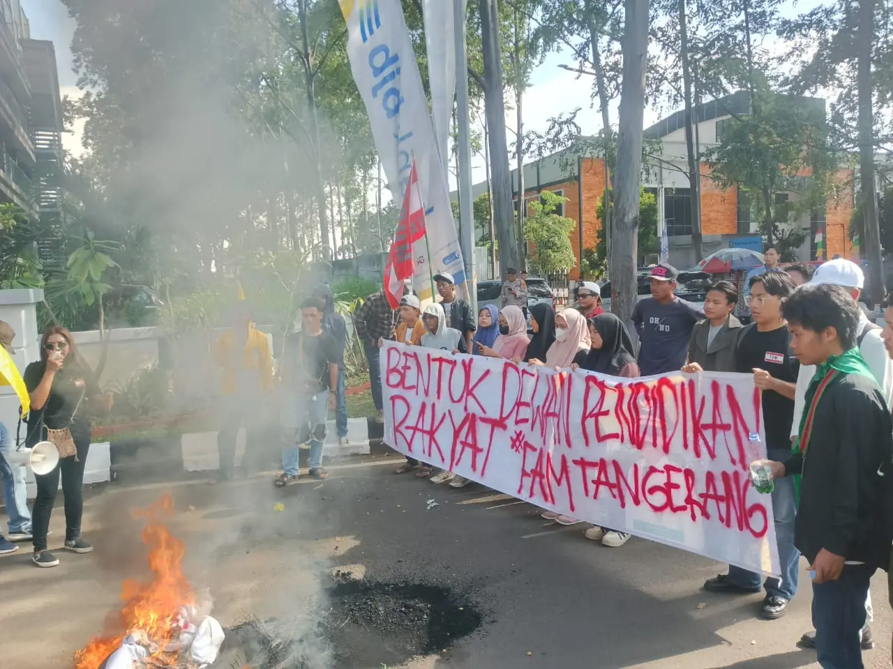 Memperingati 32 Tahun Kota Tanggerang, Koalisi Mahasiswa Cabang Tanggerang Melakukan Unjuk Rasa di Depan Gedung Pemerintahan Kota Tanggerang