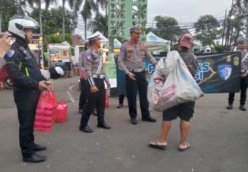 Satlantas Polres Metro Tangerang Kota, Gelar Berbagi Takjil Gratis