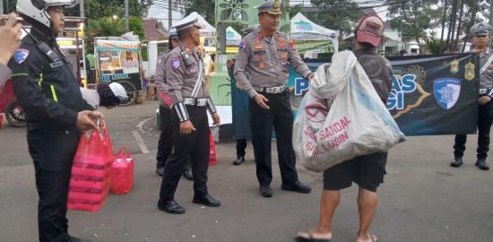 Satlantas Polres Metro Tangerang Kota, Gelar Berbagi Takjil Gratis