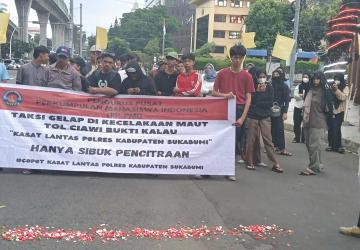 Aksi Jilid III PP Perhimpunan Mahasiswa Indonesia di Mabes Polri, Diwarnai Tabur Bunga dan Pengibaran Bendera Kuning