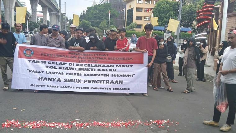 Aksi Jilid III PP Perhimpunan Mahasiswa Indonesia di Mabes Polri, Diwarnai Tabur Bunga dan Pengibaran Bendera Kuning