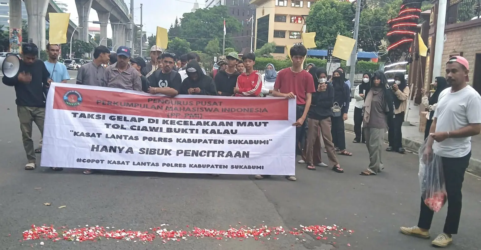 Aksi Jilid III PP Perhimpunan Mahasiswa Indonesia di Mabes Polri, Diwarnai Tabur Bunga dan Pengibaran Bendera Kuning