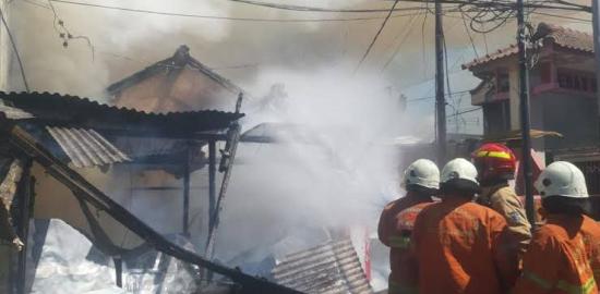 Kebakaran Hanguskan Lima Kios dan Dua Toko Buku di Kawasan Kampung Ilmu Surabaya