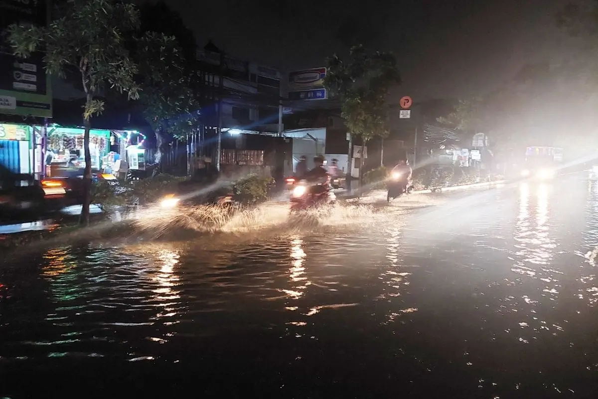 Hujan Lebat Melanda Kota Tangerang, Mengakibatkan Banjir dan Pohon Tumbang