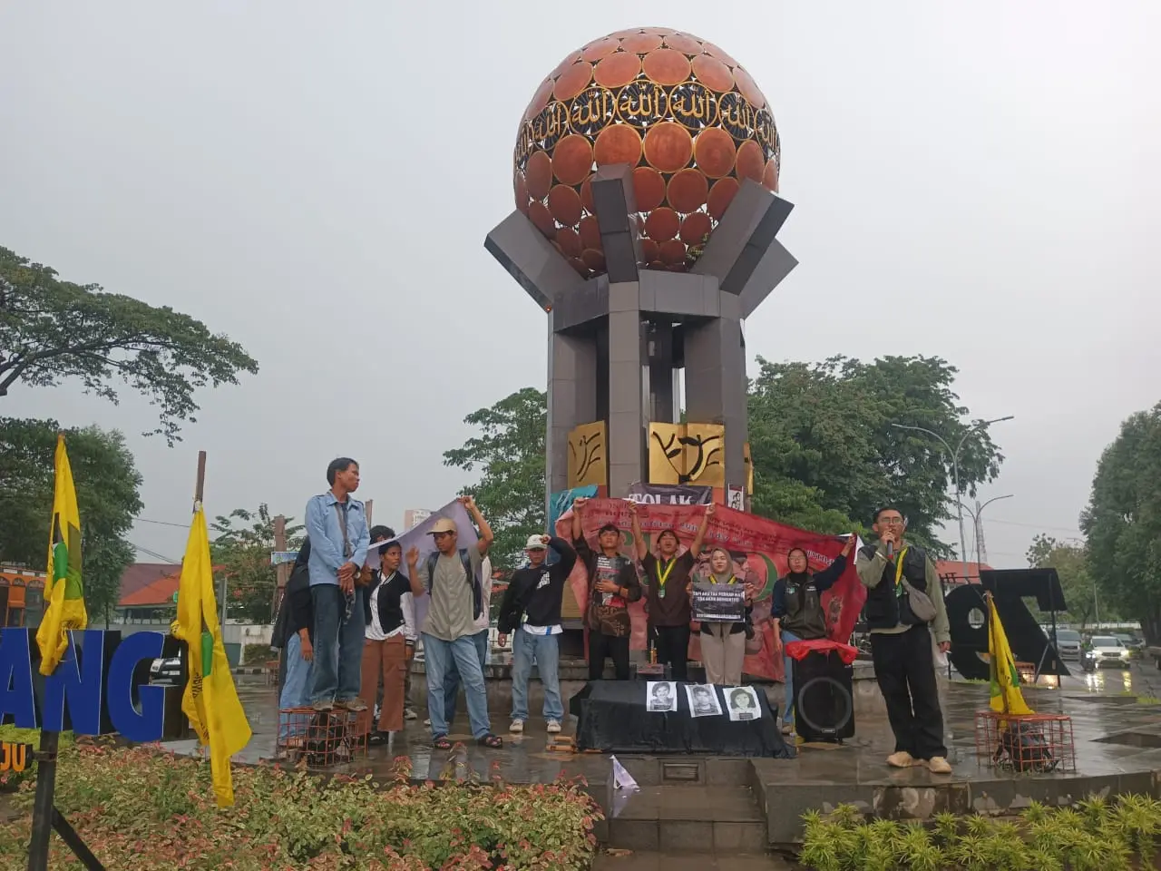 Demokrasi Hampir Mati, Aksi Solidaritas dan Refleksi Reformasi Diguyur Hujan