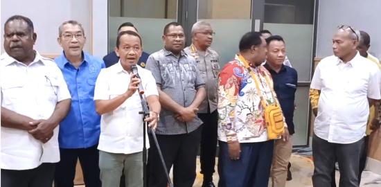 Pantau Sumur Migas di Sorong, Menteri Bahlil Sempatkan Kunjungi Pulau Gag