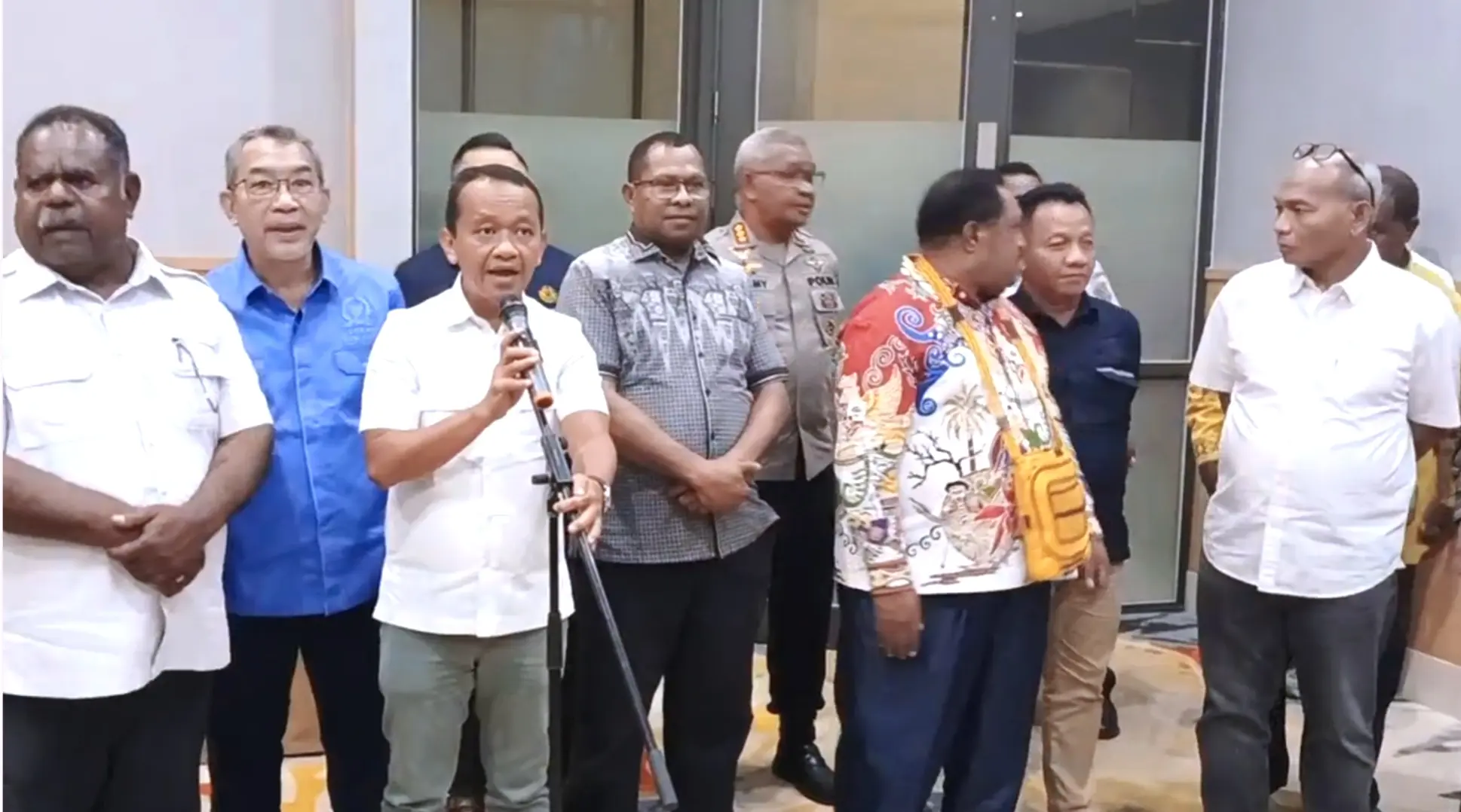 Pantau Sumur Migas di Sorong, Menteri Bahlil Sempatkan Kunjungi Pulau Gag