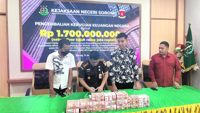 Kejari Sorong Terima Pengembalian 1,7 Milyar Kasus Korupsi Dana Alokasi Khusus (DAK) Raja Ampat 2019
