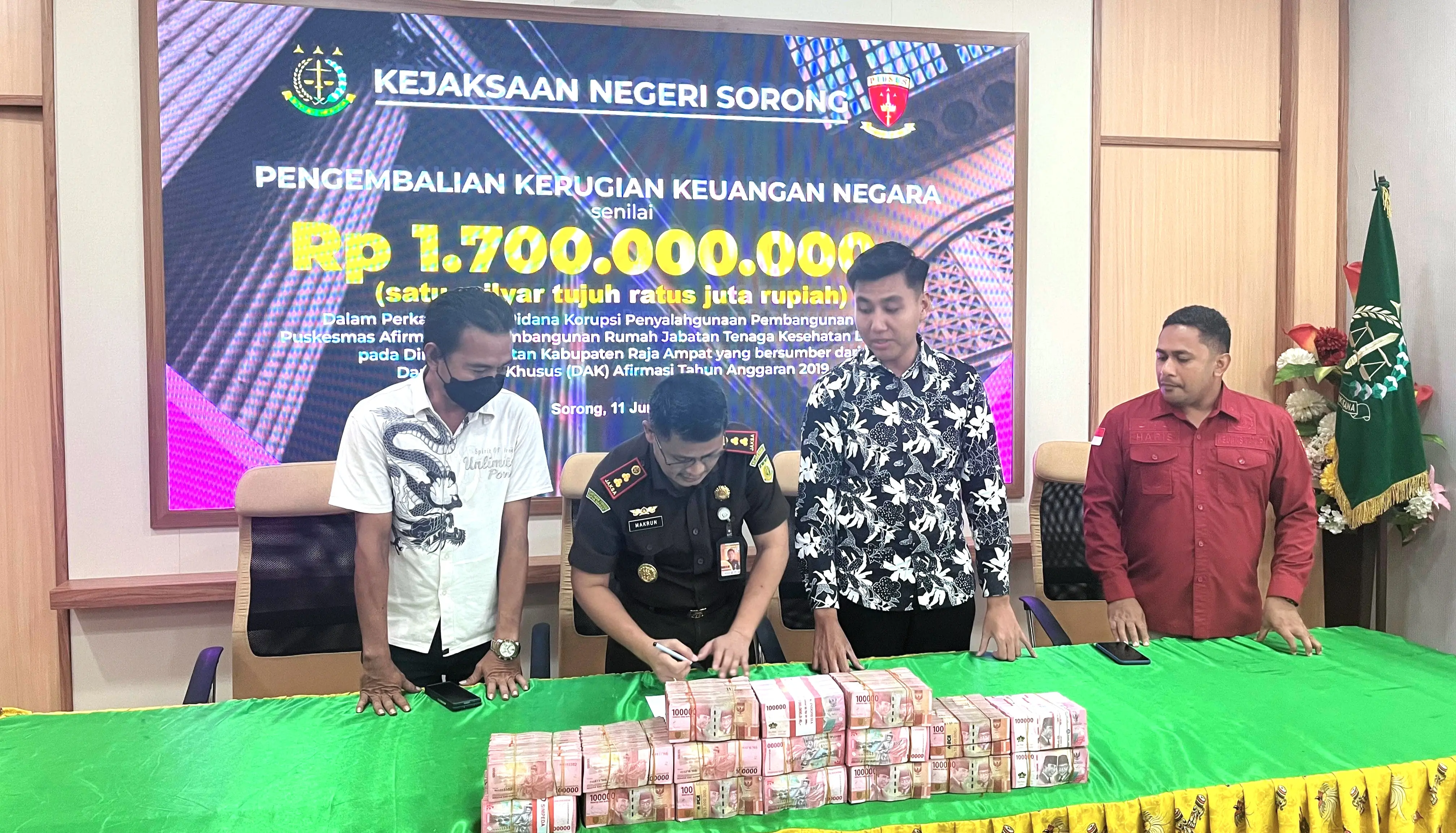 Kejari Sorong Terima Pengembalian 1,7 Milyar Kasus Korupsi Dana Alokasi Khusus (DAK) Raja Ampat 2019