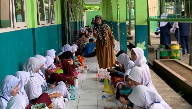 "Bangun Karakter Siswa, SMPN 1 Ciruas Gelar Program Makan Bersama"