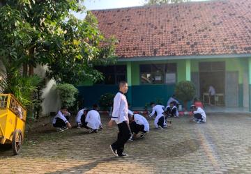 "Wujudkan Lingkungan Nyaman, SMPN 1 Ciruas Gaungkan Semangat Jumat Bersih"